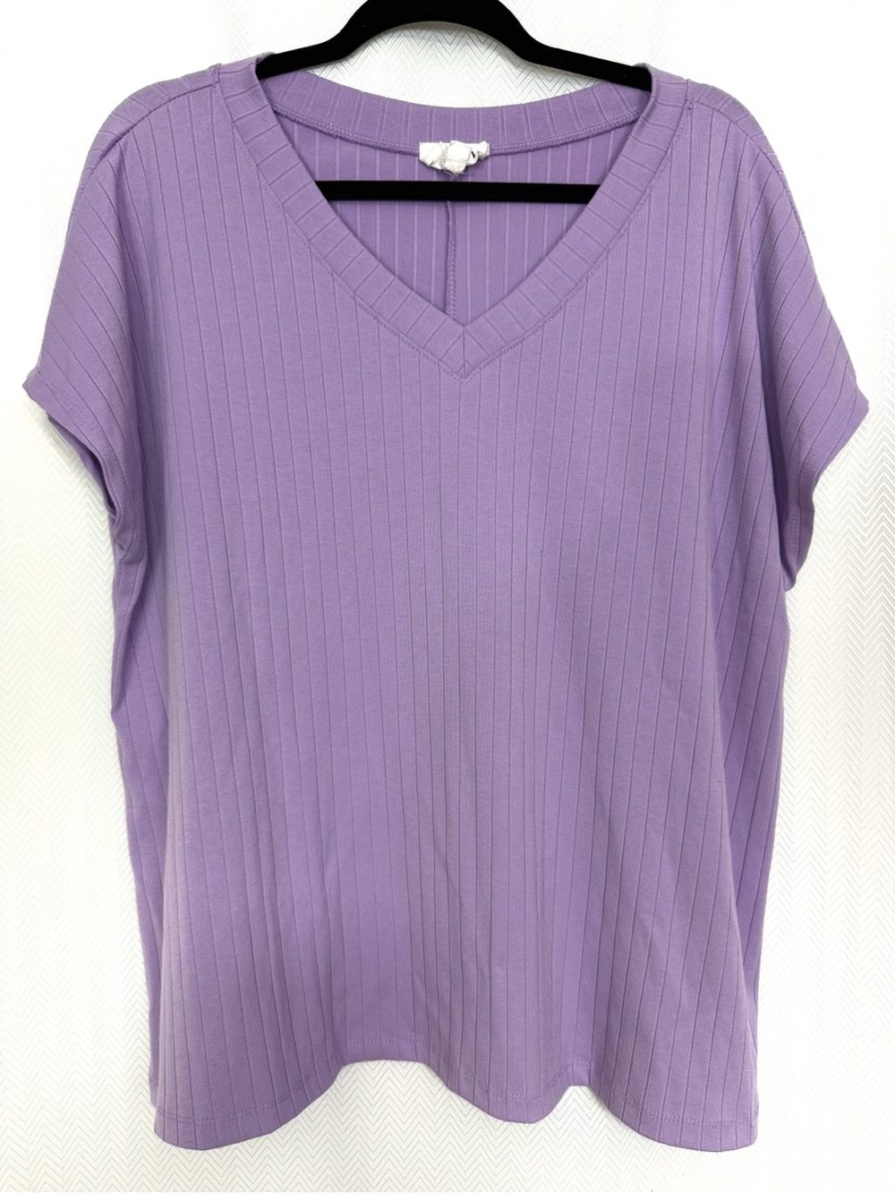 Andrée by Unit Women's V-Neck Ribbed Top in Lavender Size L